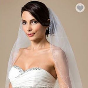 One-tier ivory elbow bridal veil with beaded edge